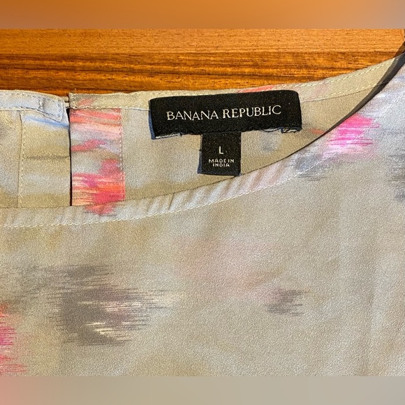 Banana Republic Watercolor Abstract Ruffle Sleeve Blouse Grey Pink, size L - Picture 3 of 6